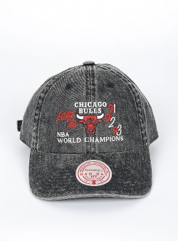 Mitchell and Ness Bulls champions stonewashed dad hat Black
