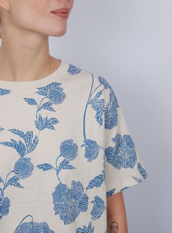 Dedicated Duotone floral Vadstena tee Oat white