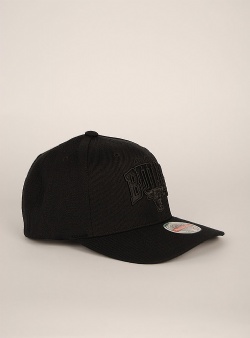 Mitchell and Ness Bulls black out arch snapback Black