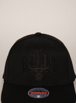 Mitchell and Ness Bulls black out arch snapback